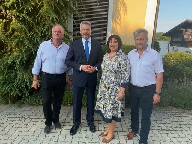 Johann Hartinger, Karl Nehammer, Agnes Totter und Anton Prödl beim Besuch des Bundesministers in Kirchbach-Zerlach.