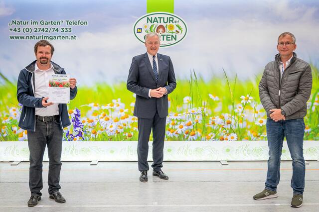 Landesrat Martin Eichtinger gratuliert VzBgm. Johannes Maschl (links) und GR Markus Otta (rechts) zum Bezirkssieg für den größten Zuwachs an „Natur im Garten“ Plaketten.