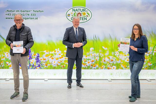 Landesrat Martin Eichtinger gratuliert VzBgm. Leopold Weinlinger (links) und Gertraud Moser zum Bezirkssieg für den größten absoluten Zuwachs an „Natur im Garten“ Plaketten.