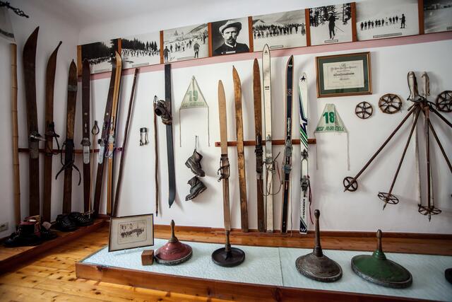 Auch eine große Sammlung alter Schi und Eisstöcke befindet sich im Museum.  | Foto: Fred Lindmoser