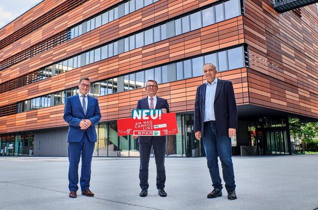 Von rechts: JKU-Rektor Meinhard Lukas, Jakob Leitner, Geschäftsführer der Spar-Zentrale Marchtrenk und Günther Dorfinger, Kaufmännischer Direktor des Kepler Universitätsklinikums, freuen sich über den neuen Spar-Supermarkt am Campus der Medizinischen Fakultät der JKU Linz.