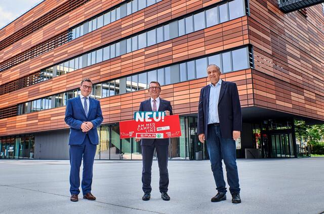 Von rechts: JKU-Rektor Meinhard Lukas, Jakob Leitner, Geschäftsführer der Spar-Zentrale Marchtrenk und Günther Dorfinger, Kaufmännischer Direktor des Kepler Universitätsklinikums, freuen sich über den neuen Spar-Supermarkt am Campus der Medizinischen Fakultät der JKU Linz. | Foto: Spar