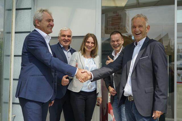 Von links nach rechts: Vorstandsvorsitzender Helge Haslinger, Günther Denk (Immobilienmanagement Sparkasse NÖ Mitte West AG), Filialleiterin der ehemaligen Bankstelle Persenbeug-Gottsdorf Bettina Stöger und die beiden neuen Eigentümer Stefan und Andreas Schmutz (Schmutz Ges.m.b.H.)