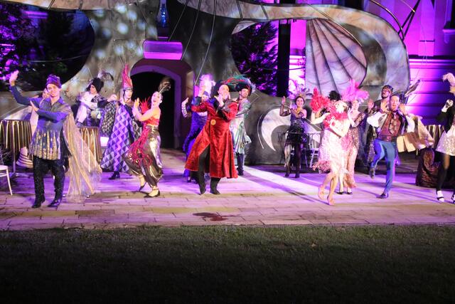 Bunter Bühnenwirbel und fantastische Musik: die "Fledermaus" in Langenlois.