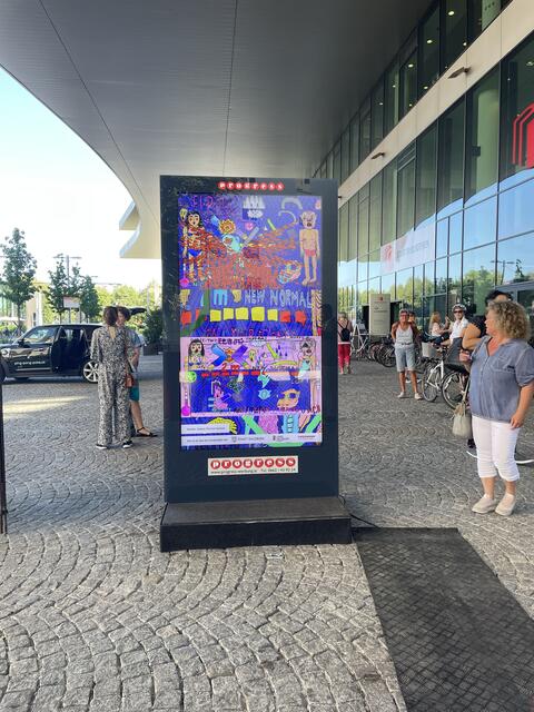 Die Collage zeigt den Umgang mit der Corona-Pandemie. Masken, Händewaschen und Abstandsregeln kann man im bunten Kunstwerk erkennen.