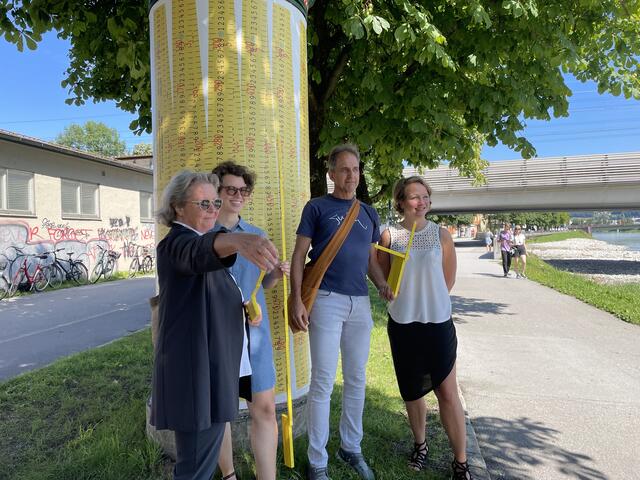 Elfried Wimmer-Repp (Vorsitzende Kunstbeirat), Greta Schlünz (Kultur Land) und Dagmar Aigner (Kultur Stadt) zusammen mit dem Künstler Christian Ecker.