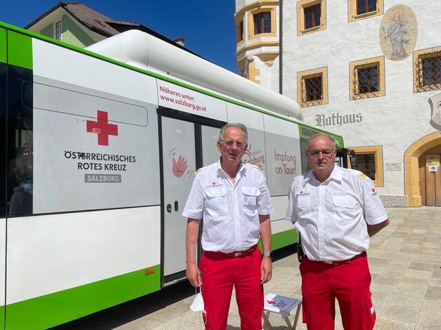 Rotkreuz-Präsident Werner Aufmesser und Lungaus Rettungskommandant Anton Schilcher vor dem Impf-Bus am Marktplatz in Tamsweg.