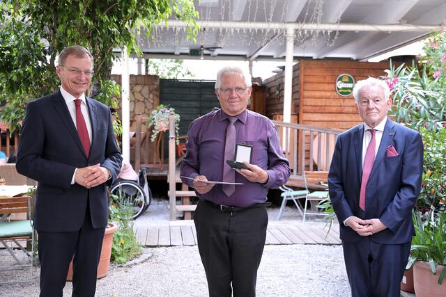 Franz Pichler (Mitte) erhielt die Verdienstmedaille des Landes Oberösterreich. | Foto: Foto: Land OÖ
