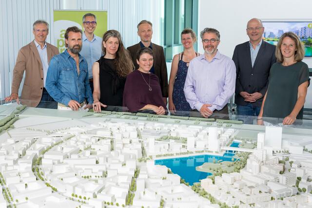 V.l.: Gerhard Schuster (CEO Wien 3420 AG), Architekt Friedrich Passler (AllesWirdGut), Peter Hinterkörner (Städtebau Wien 3420 AG), Ute Schneider (KCAP, Professorin für Städtbau, TU Wien), Städteplaner Andreas Kleboth (Kleboth und Dollnig), Verhaltensbiologin Elisabeth Oberzaucher, Landschaftsarchitektin Marie-Theres Okresek (bauchplan), Wolfgang Kessling (Transsolar Energietechnik), Heinrich Kugler (Vorstand Wien 3420 AG) und Oberstadtbaurätin Ute Schaller.