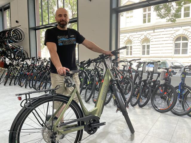 Goran Razdric mit einem Breezer E-Bike.
