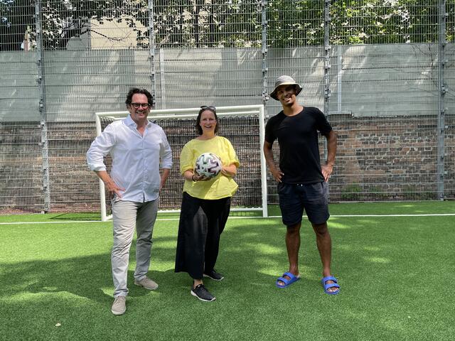 Markus Reiter, Isabelle Uhl und Ruben Okotie bei der Eröffnung des neuen Kunstrasens des Ballkäfigs im Josef-Strauß-Park.