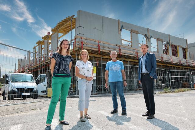 Bürgermeisterin Kerstin Suchan-Mayr machte sich gemeinsam mit Amtsleiter-Stellvertreterin Petra Kowatschek, Stadtrat Leopold Feilecker und Amtsleiter Rudolf Steinke (v. l.) ein Bild vom Baufortschritt des neuen Veranstaltungs- und Musikschulzentrums.
