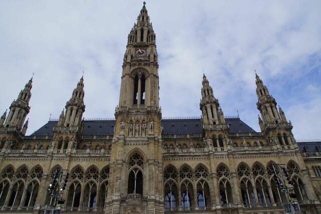 Das Rathaus soll künftig mit umweltfreundlicher Kälte versorgt werden.