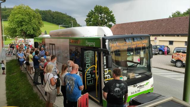 Warteschlage vor dem Impfbus in Adnet.