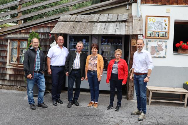 Sommertour in Ladis: Bezirksstellenleiter Peter Frank, Betriebsführer Hans Pittl, Bezirksobmann Elmar Monz, Vizepräsidentin Helga Brunschmid, Bezirksbäuerin Gertrud Denoth und LK-Präsident Josef Hechenberger (v.l.).