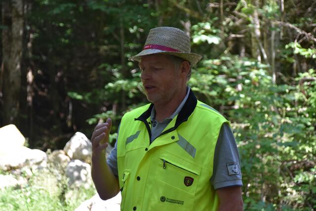Norman Klein nahm die Sommerfrische-Besucher "mit" auf Waldführungen.  | Foto: Barbara Fluckinger