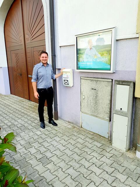 Thomas Niklos beim neu montierten Briefkasten in der Hauptstraße 27/29.
