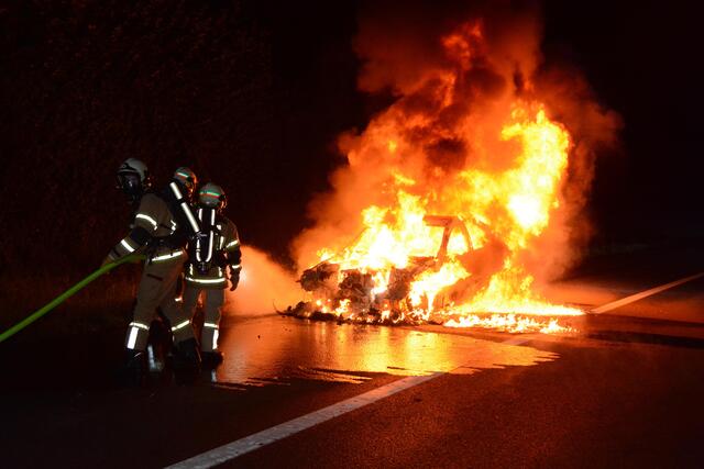 Das Auto der 49-Jährigen brannte vollständig aus.