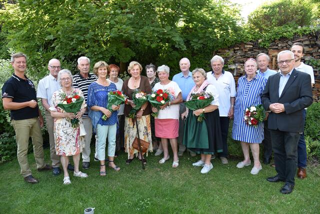 Bürgermeister Ferdinand Köck, Vizebürgermeister Jörgen Vöhringer, GGR Paul Tschirk, GR Dr. Harald Mezriczky mit Helene Biegler, Helga Aigner, Trude und Anton Schwab, Ingrid Freudorfer, Helga und Ing. Günter Zdravkowitsch, Hiltrud Albrecht, Aloisia Roschmann, Sieglinde und Josef Wieser.
