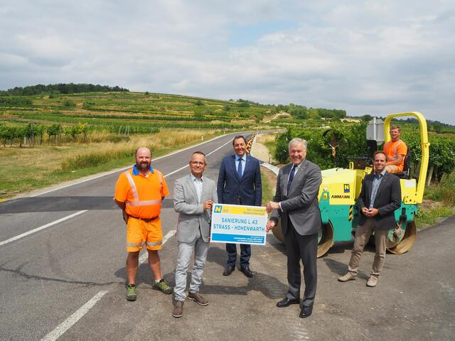 Leo Preßlmeyer (Straßenmeisterei Langenlois), Martin Leuthner (Bgm. von Straß im Straßertale), DI Josef Decker (NÖ Straßenbaudirektor), Landesrat Martin Eichtinger, DI Rainer Hochstöger (Leiter der Straßenbauabteilung Krems), Michael Amon (Straßenmeisterei Langenlois).