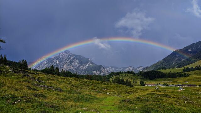 Nach einem Regenguss kam die Sonne wieder hervor und es bildete sich ein bunter Regenbogen ....