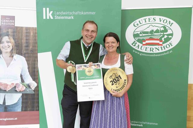 Josef und Andrea Grabin aus Edelstauden in der Gemeinde Pirching am Traubenberg holten den Landessieg für ihr gekochtes Geselchtes ab.