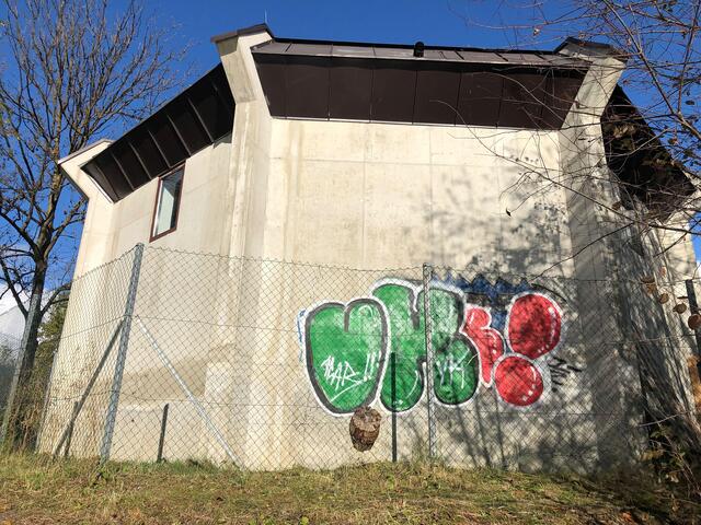 Das Grafitti am Entlastungspumpwerk Inn-Ost musste entfernt werden.