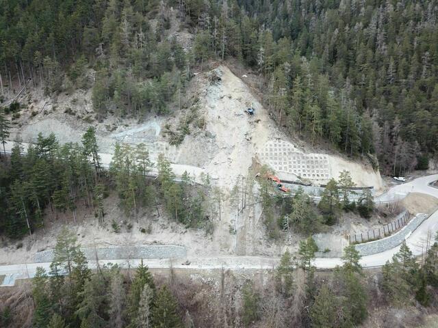 Drohender Hangrutsch im Frühjahr 2018: Nach der Absprengung des Hanges musste im Bereich Talfes das lose Material oberhalb der L 19 Serfauser Straße abgetragen werden.