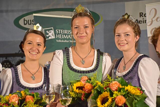 Verlängern um ein Jahr: Weinhoheit Katrin (Mitte) mit Beatrix (li) und Lisa (re) | Foto: WF
