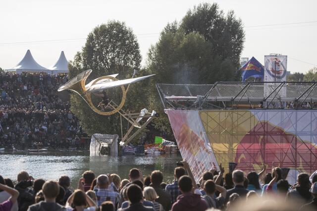 Das war der Flug des ersten Predinger Flügelhorns beim "Red Bull Flugtag" 2012.