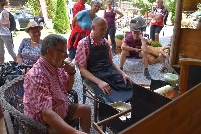 Otmar Ascher und Hannes Larch (v.l.) zeigten, wie man die Prügeltorte herstellt.  | Foto: Barbara Fluckinger