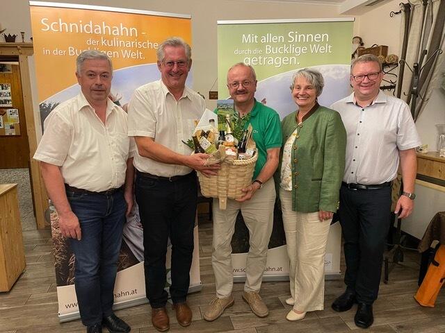 Peter Pichler, BR Martin Preineder, Gründungsobmann Fritz Trimmel, neue Obfrau der Gemeinsamen Region Bucklige Welt-Wechselland Michaela Walla, Erich Mandl.