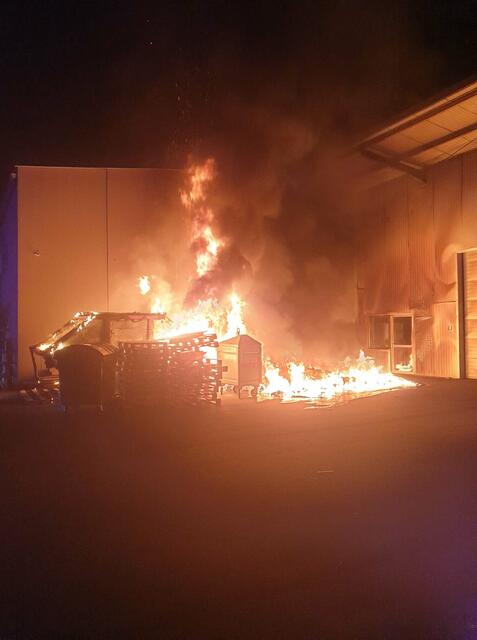 Mehrere Abfallcontainer standen beim Eintreffen der Feuerwehr Eisenstadt in Flammen