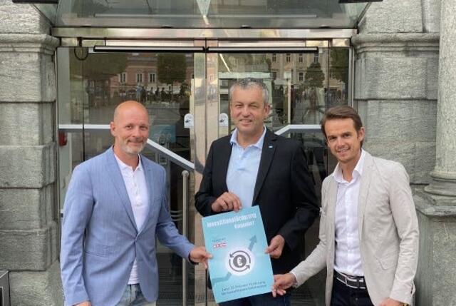 Wirtschaftskoordinator Andreas Fritz, Bezirksstellenobmann Max Habenicht und Bezirksstellenleiter Markus Polka (v.l.) präsentieren die Förderungsinitiative. 
 | Foto: Privat