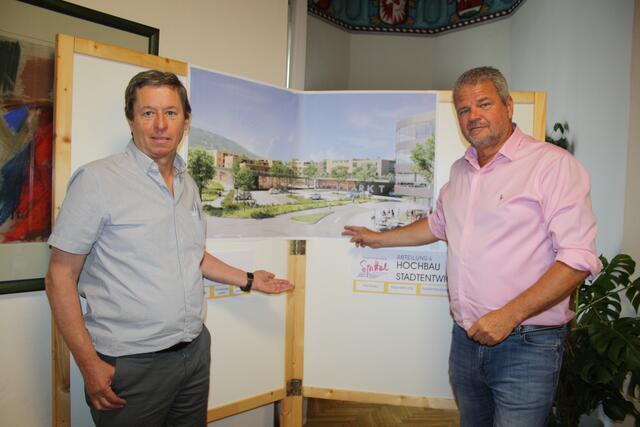 Spittals Bürgermeister Gerhard Köfer (rechts) und Projektwerber Andreas Messner (MID Bau GmbH) präsentieren die Pläne für das neue Stadtquartier.