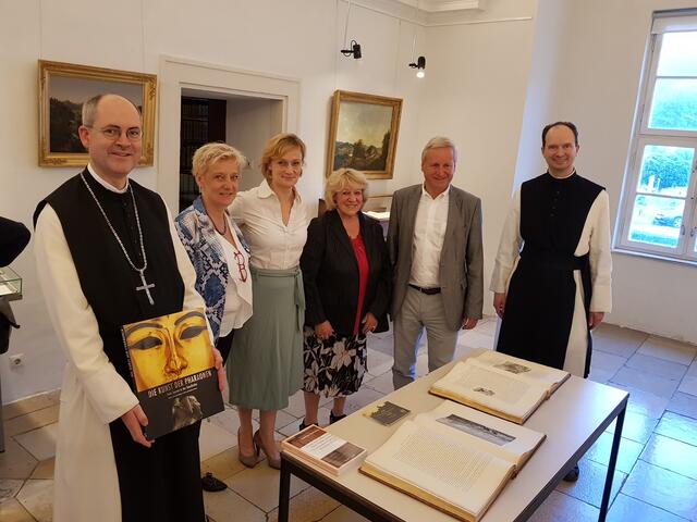 Abt Pius, Andrea Höbarth (Layout der Plakate), Gerda Esche (Ausstellungskuratorin), Renate Esche, Bürgermeister Labenbacher, Frater Hermann)