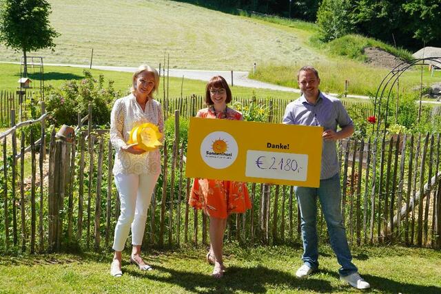 Bei der Spendenübergabe im Sonneninsel Garten (v.l.n.r.): Ingrid Putzhammer (Vice President Global), Ella Averdunk (Marketing) und Thomas Janik (Geschäftsführer der Sonneninsel).