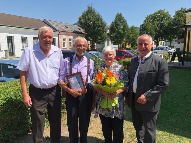 Bgm. Roman Sigmund und Vizebgm. Raimund Poitschek gratulierten Gerhard Gruber (Haringsee) zum 80. Geburtstag und überreichten einen Blumenstrauß, ein Buch sowie Gutscheine der Großgemeinde Haringsee.