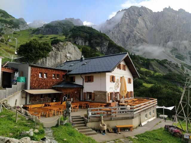Zur Alpenvereinsumweltbaustelle rund um die Muttekopfhütte fanden sich acht Freiwillige ein.