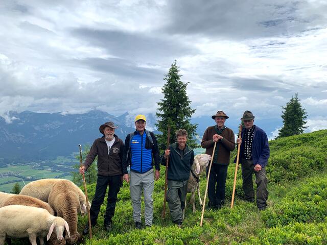 Bildtext: Der Schaf- und Ziegenexperte, Dr. Ferdinand Ringdorfer, ist der neue Hirte am Hauser Kaibling. Gemeinsam mit seinem Hütehund „Jim“ hütet er über 700 Schafe und 19 Ziegen hoch oben am Berg. V.l.n.r.: Hirte Ferdinand Ringdorfer, Hauser Kaibling Geschäftsführer Klaus Hofstätter, Hirtin Christina Ziegerhofer, ÖR Walter Schmiedhofer, Schäfermeister Martin Winz.