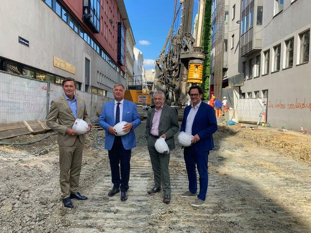 Markus Reiter, Günter Steinbauer, Walter Ruck und Peter Hanke (v.r.) bei der U-Bahn-Baustelle in der Lindengasse.