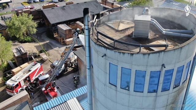Ein Silobrand - hier ein Fall aus Sooß - birgt hohe Explosionsgefahr und muss fachgerecht bekämpft werden.