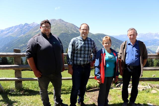 Bezirksobmann der JB/LJ Bezirk Landeck, Mathias Neuner, LK-Bezirksstellenleiter Peter Frank, Bezirksbäuerin Gertrud Denoth und Bezirksbauernobmann Elmar Monz (v.li.)