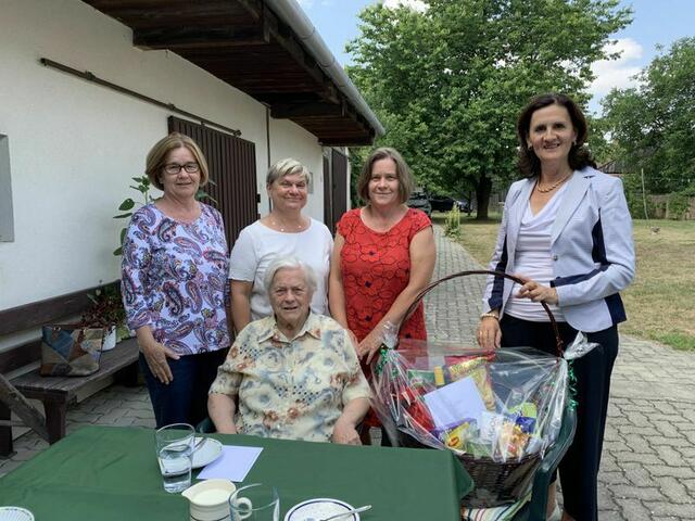 Elfriede Mauser feierte ihren 90. Geburtstag, gemeinsam mit ihren drei Töchtern. Der rüstigen Jubilarin gratulierte herzlich Bgm. Marianne Rickl, die im Namen der Gemeinde einen Geschenkkorb überreichte. Die Vertreter des Seniorenbundes überbrachten eine Torte. | Foto: Foto: Gemeindeamt Groß-Schweinbarth