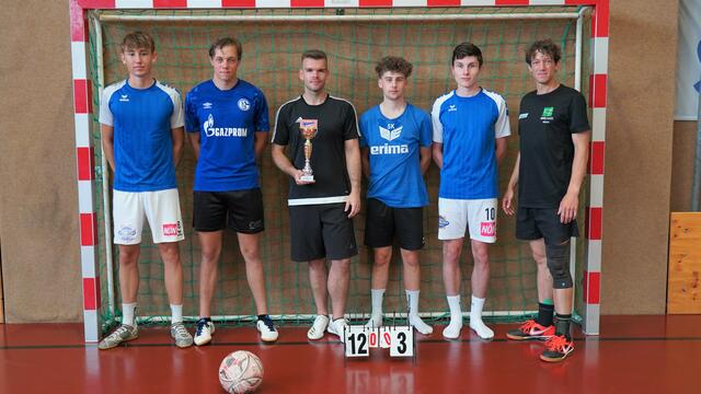 Das Siegerteam „4AK – FC Porto und Versand“: Philip Almeder, Philipp Schipany, Philipp Schwarzinger, Stefan Katzenschlager, Kilian Floh und Turnierleiter Mario Huber (v.l.)