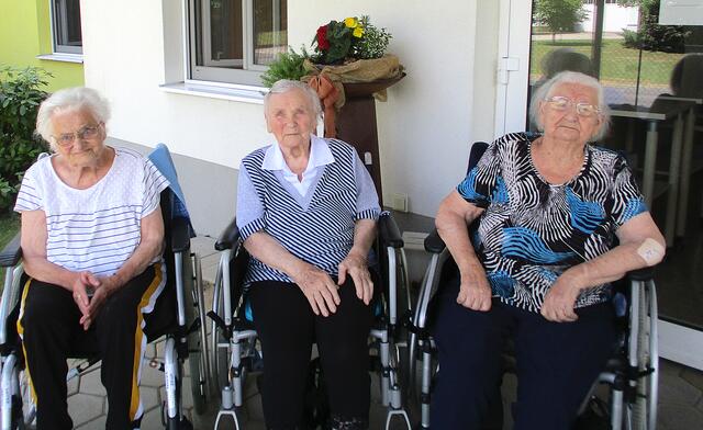 "Dreimäderlhaus": Erna Panner, Berta Zach und Ernstine Wilfinger (von links) verbrachten gemeinsam ihre Schulzeit in Neusiedl und verbringen heute gemeinsam ihren Lebensabend in Limbach.