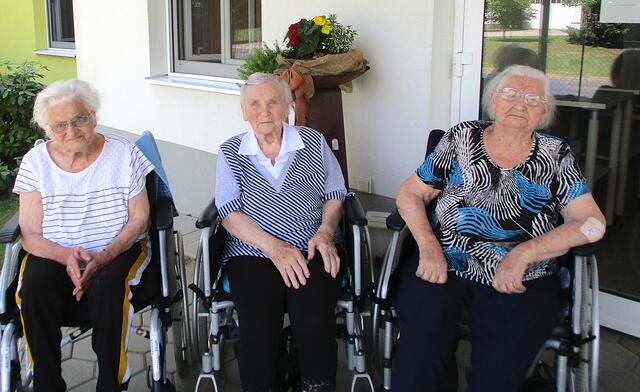 "Dreimäderlhaus": Erna Panner, Berta Zach und Ernstine Wilfinger (von links) verbrachten gemeinsam ihre Schulzeit in Neusiedl und verbringen heute gemeinsam ihren Lebensabend in Limbach. | Foto: Hilfswerk