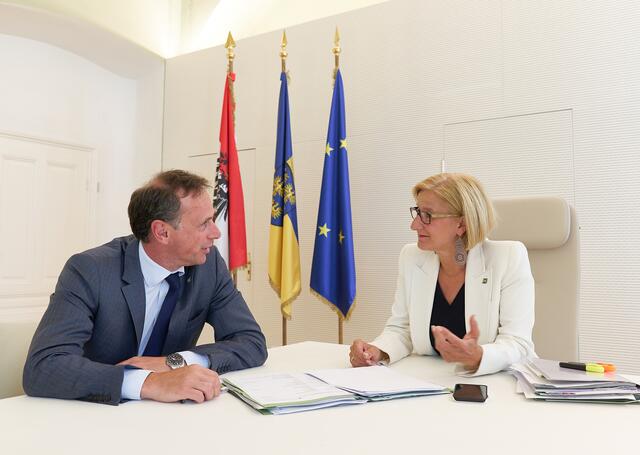 Johanna Mikl-Leitner und Landesrat Jochen Danninger.
Im Anhang dazu eine Presseinformation und Foto.
 
Fotocredit: er
  | Foto: NLK Pfeiff