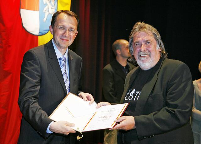 2007 übergab Bürgermeister Matthias Stadler den Förderpreis der Landeshauptstadt für Wissenschaft und Kunst an Toni Wegscheider.
 | Foto: Josef Vorlaufer