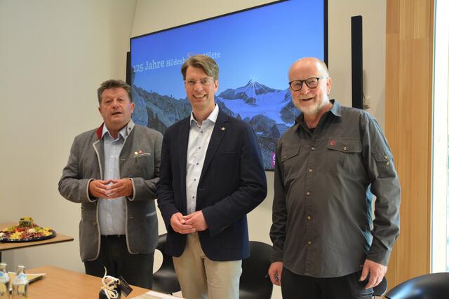 Söldens Bürgermeister Ernst Schöpf, Oberbürgermeister Dr. Ingo Meyer und der Vorsitzende der DAV-Sektion Hildesheim Dr. Hans-Jürgen Marcus.
